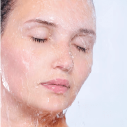 غسل الوجه بالماء الساخن